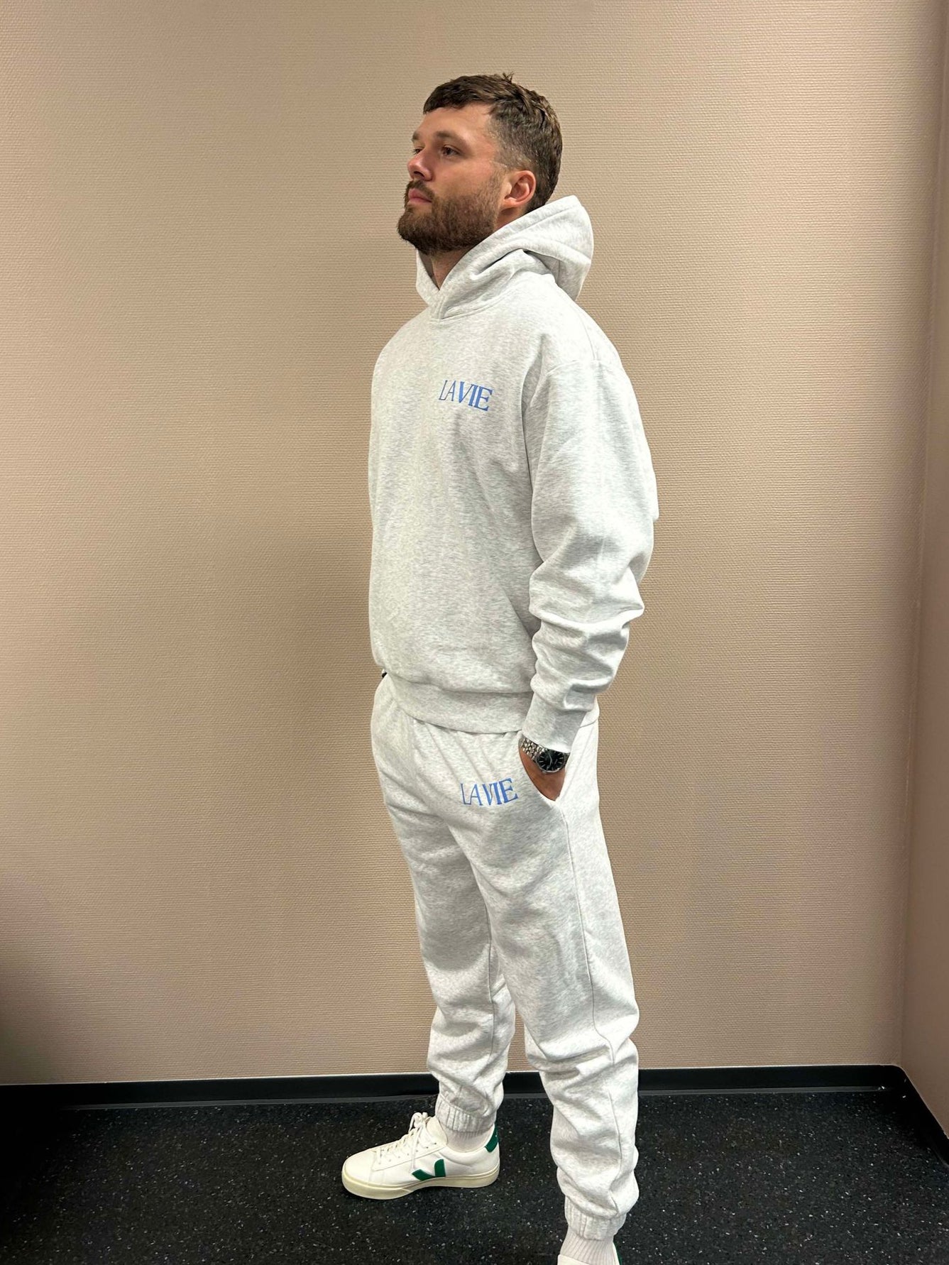 Modellen er 189 cm høy og har på seg str. Large.